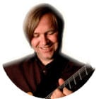 Gitarrenlehrer Oliver Kraus beim fröhlichen Solieren